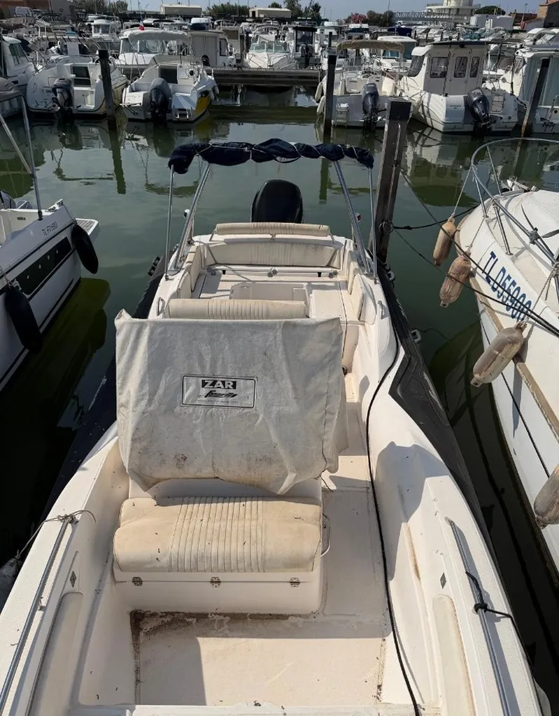 Vente bateau à La Londe-les-Maures près d’Hyères, prêt à naviguer, équipé d’un moteur Suzuki 225 CV