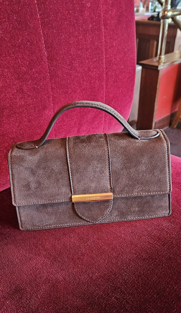 Sac Lancaster Suède Ily en cuir aspect velours marron chez Evasion à Eu