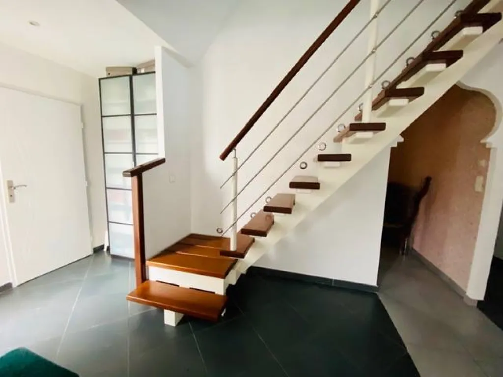 A acheter très joli pavillon contemporain de 150m² sur un terrain de 1000m² sur la commune de caudebec les elbeuf 76320