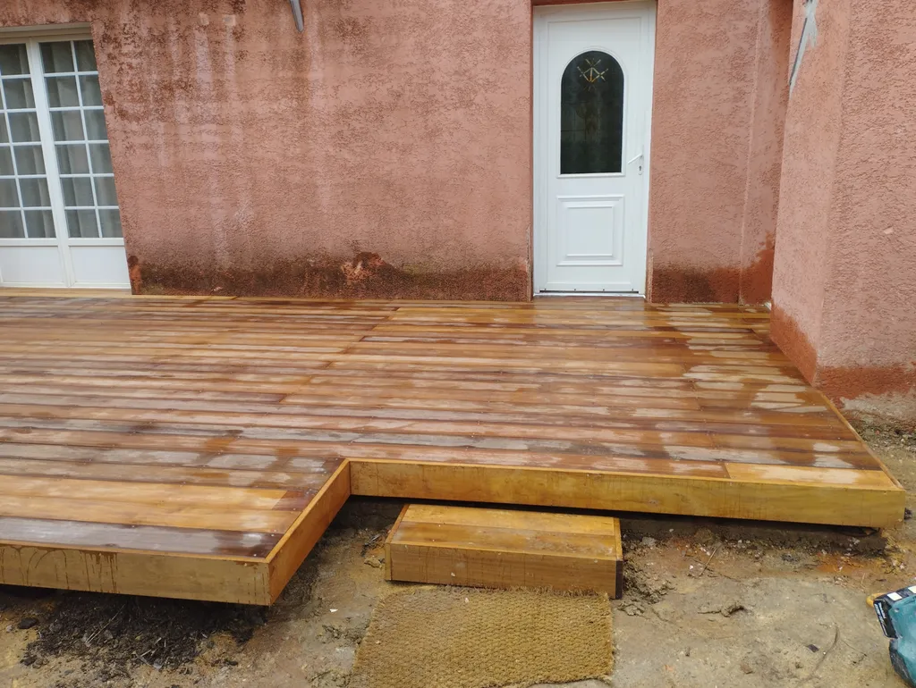 Réalisation d'une terrasse sur dalle béton sur plot PVC en itauba à Gigean à côté du Bassin de Thau