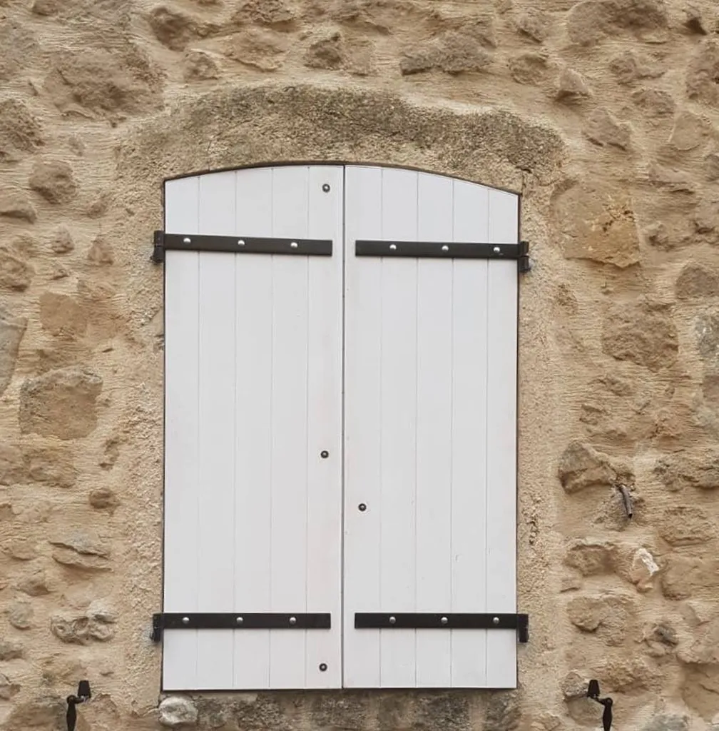 Volets en bois doublés à la provençale réalisés par la MENUISERIE GARCIN
