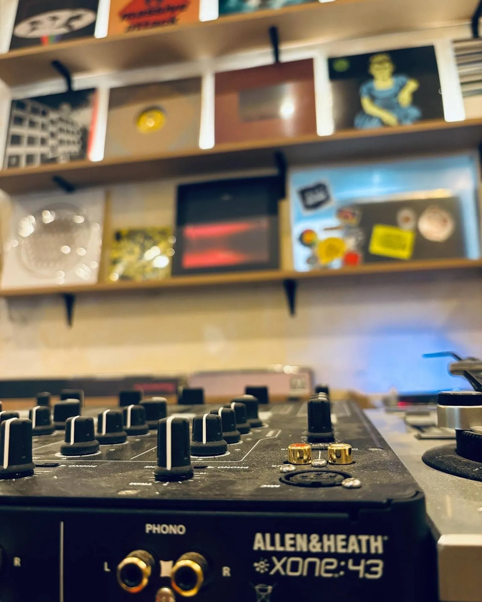 blend coffee and vinyl shop