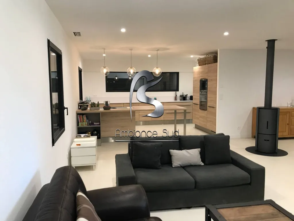 AMBIANCE SUD BETON CIRE COULE MAUSSANNE A COTE DE SALON