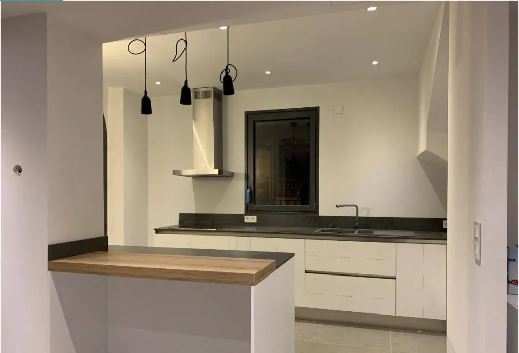 Installation d'une cuisine italienne épurée blanche à Sanary sur Mer dans le 83