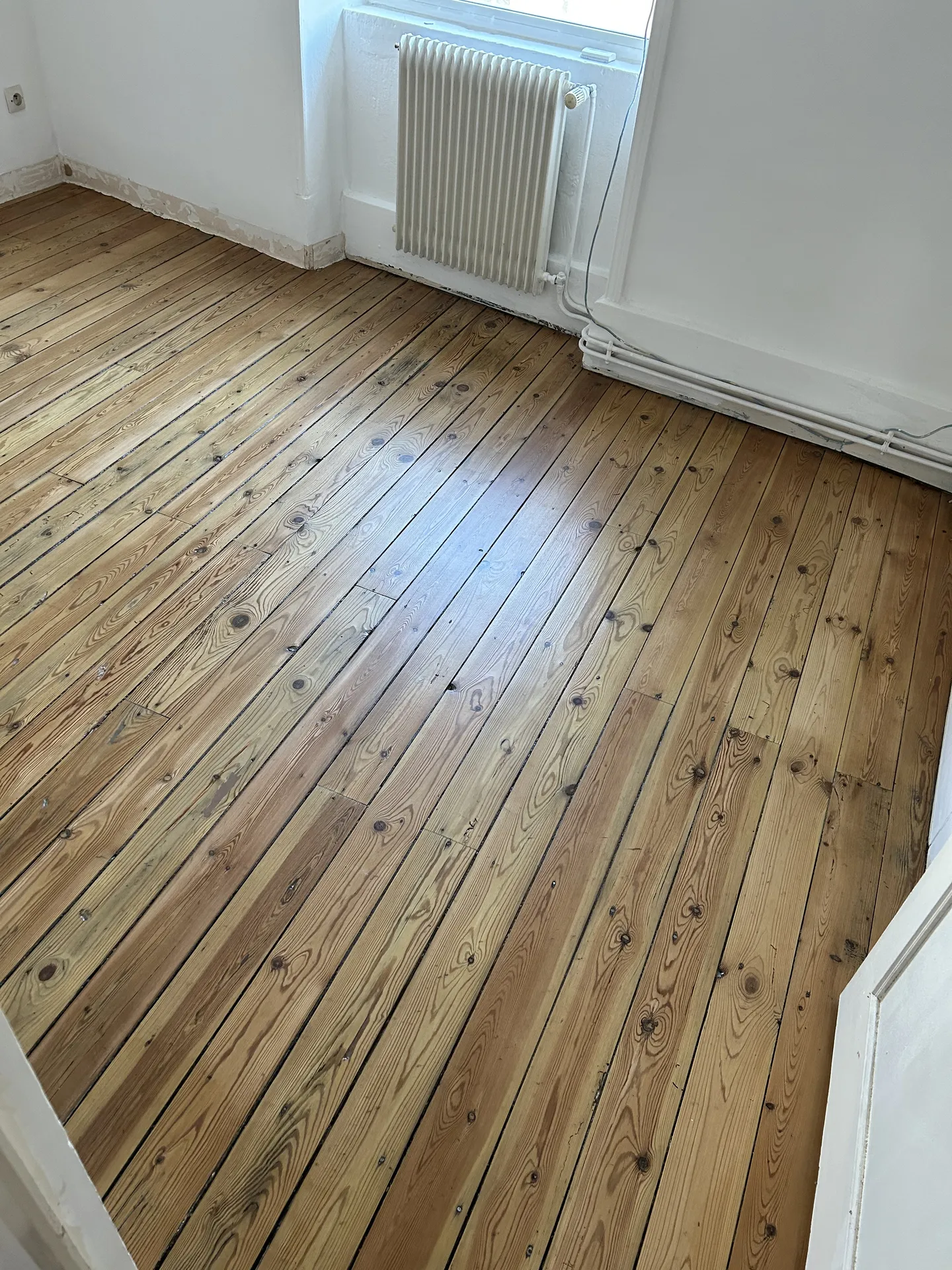 Parquet ancien après ponçage et rénovation dans un appartement à Lyon (Rhône 69)