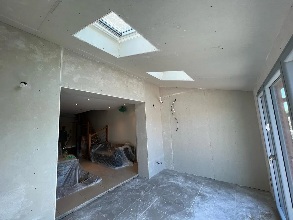 Extension de maison à Grenade réalisée par Isoplaq Pro pour créer un espace moderne, fonctionnel et parfaitement intégré