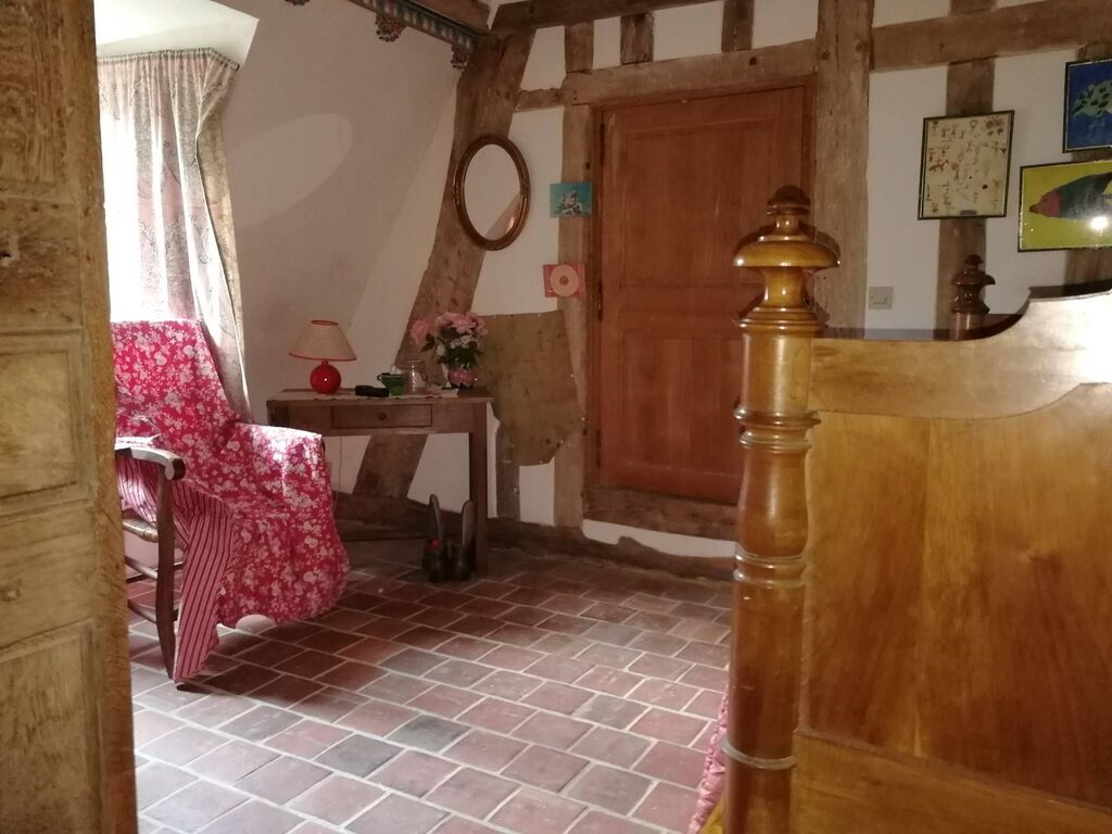 En vente, à quelques minutes des commerces, au calme, Propriété à colombages située entre Lisieux 14100 et Bernay 27300.