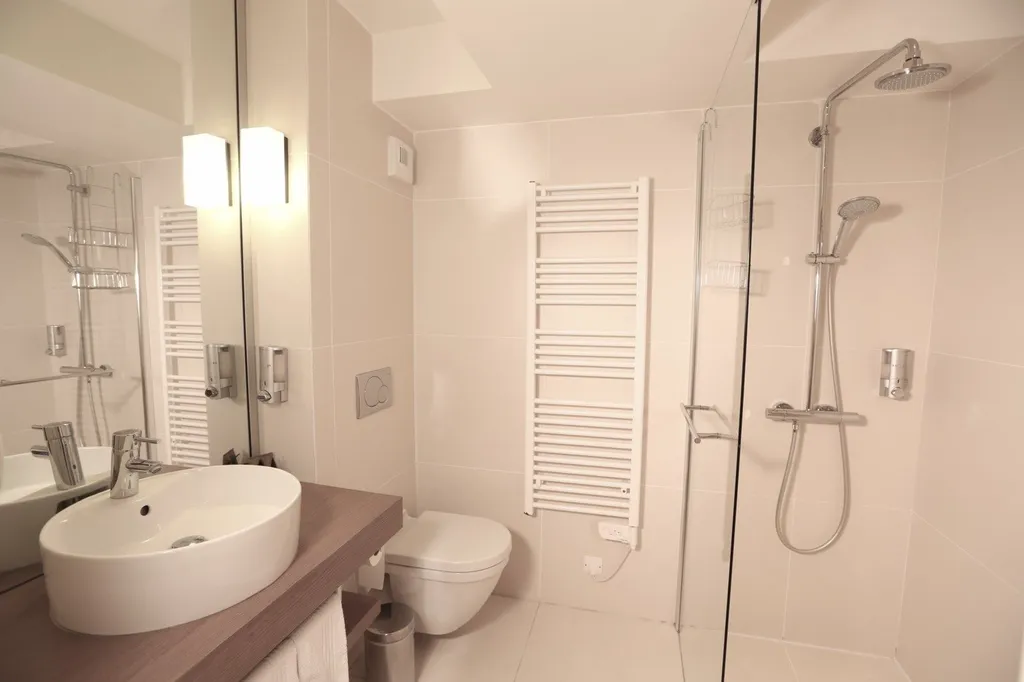 Hôtel de la Plage - HDLP Proche de la mer. Chambre Familiale Sud  pour 2 adultes et 2 enfants.  douche à l'italienne.