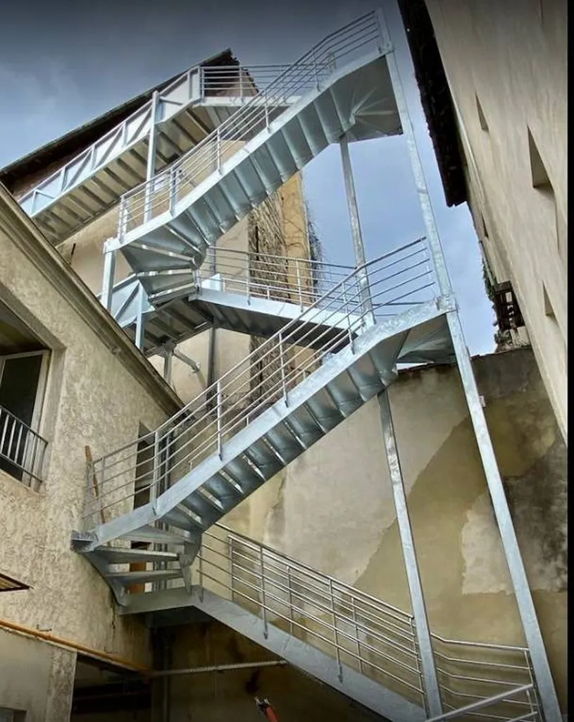 Escalier de secours à quarts tournants galvanisés