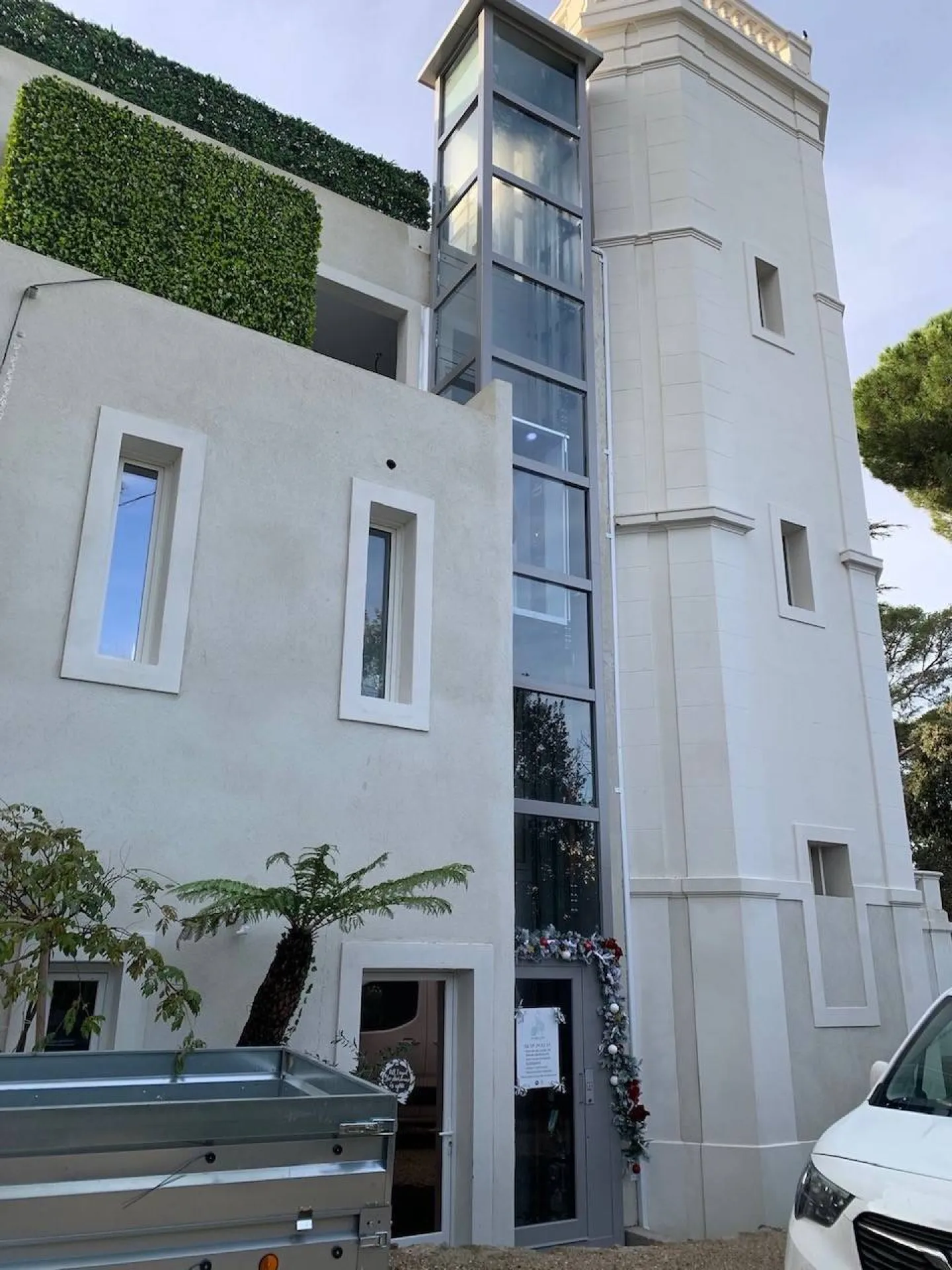 Vue d'ensemble de cet ascenseur de maison extérieur électrique en structure autoporteuse VIMEC E10 à Toulon près de Marseille Vue d'ensemble de cet ascenseur de maison extérieur électrique en structure autoporteuse VIMEC E10 à Toulon près de Marseille