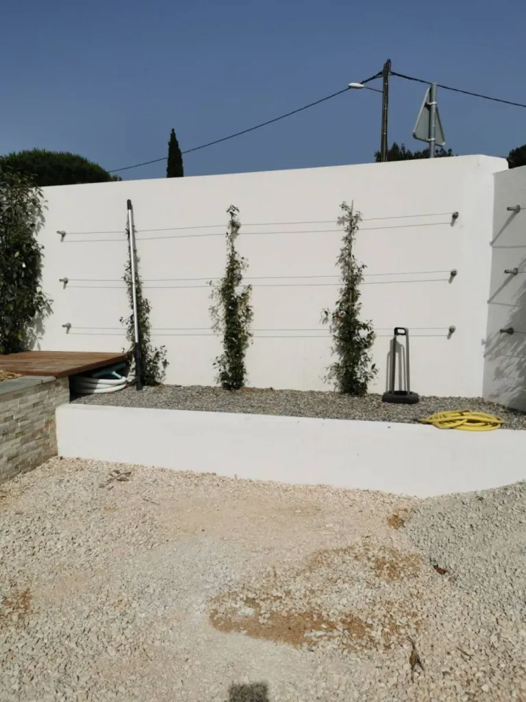 petit jardin contemportain autour dune piscine au rove