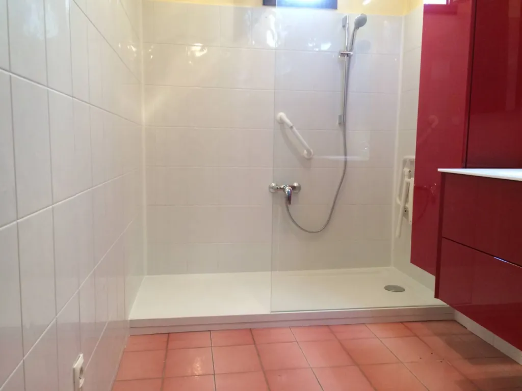 Remplacement d'une baignoire par une douche sécurisée à Aix-en-Provence, Bouches du Rhône
