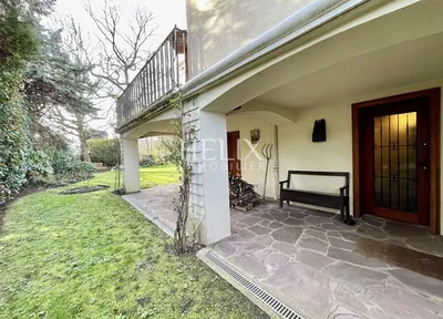 Helix Immobilier vous propose à la vente une charmante maison au Vésinet avec un agréable terrain de 700m²