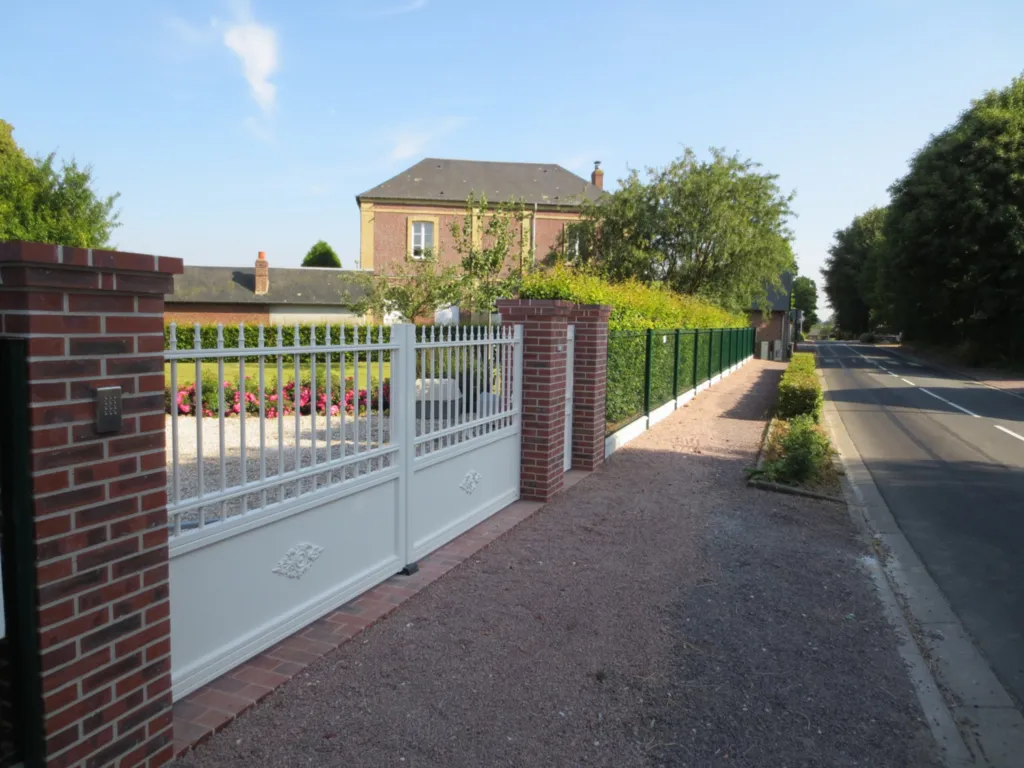 Pose de portail aluminium rétro avec piliers maçonnés