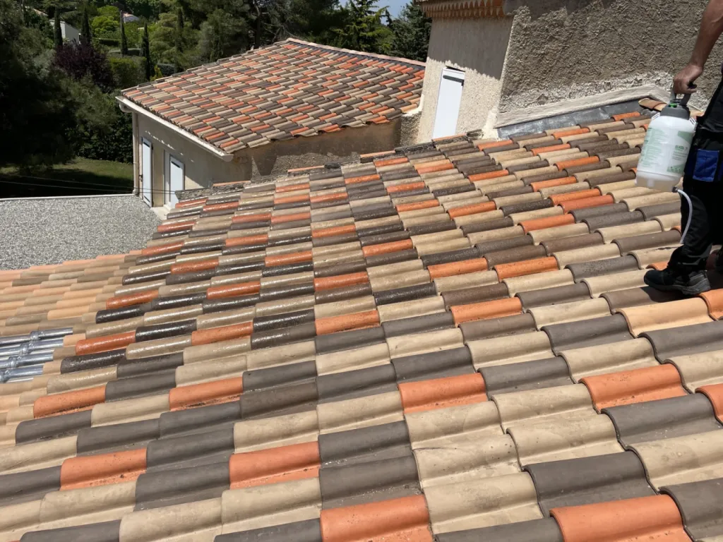 Nettoyage de toiture en tuile mécanique Romane d'une maison individuelle sur Martigues