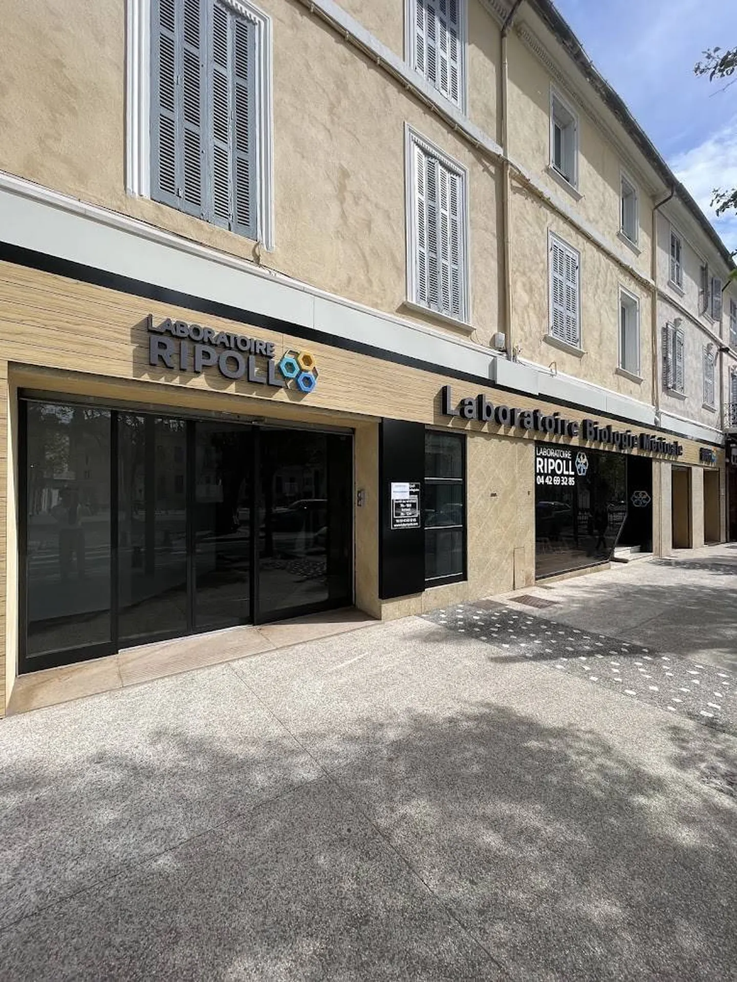 Habillage de façade en Trespa pour le laboratoire Ripoll à Gardanne