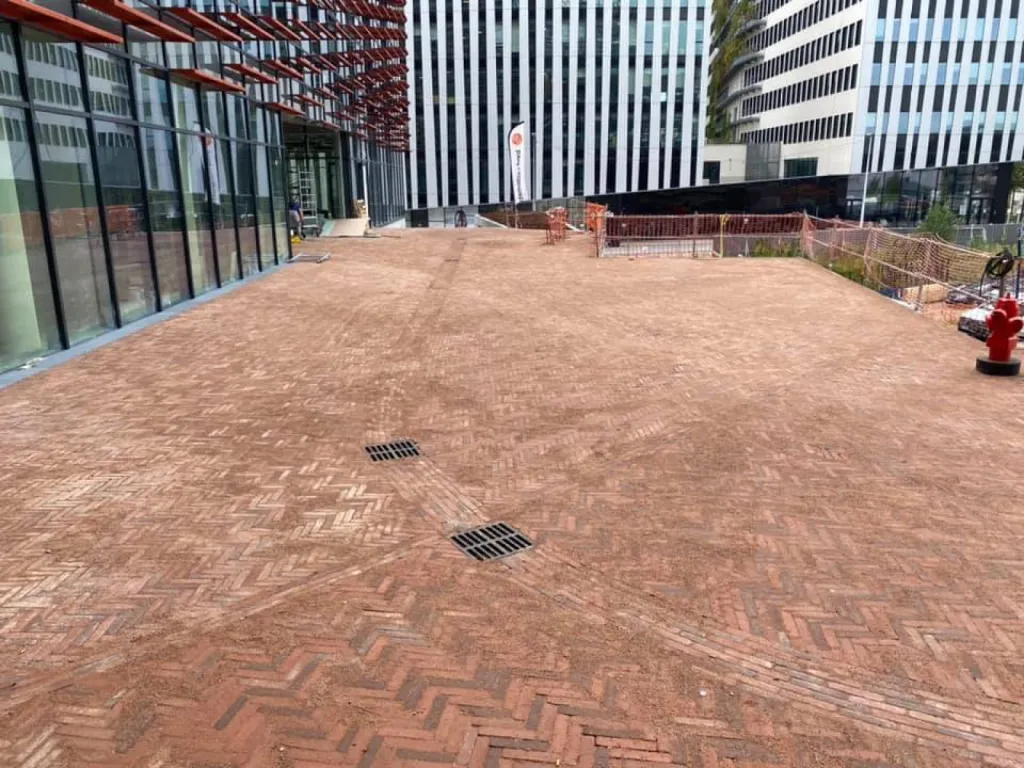 Pose de pavés pour voie d'accès au sein du quartier d'affaires Wacken à Strasbourg.