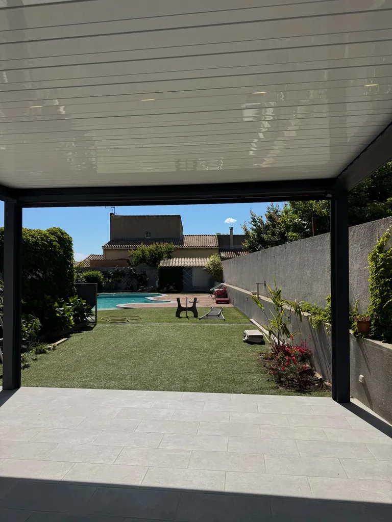 Mise en place d'une pergola Bioclimatiques Marquises Open XXL sur Carry le Rouet