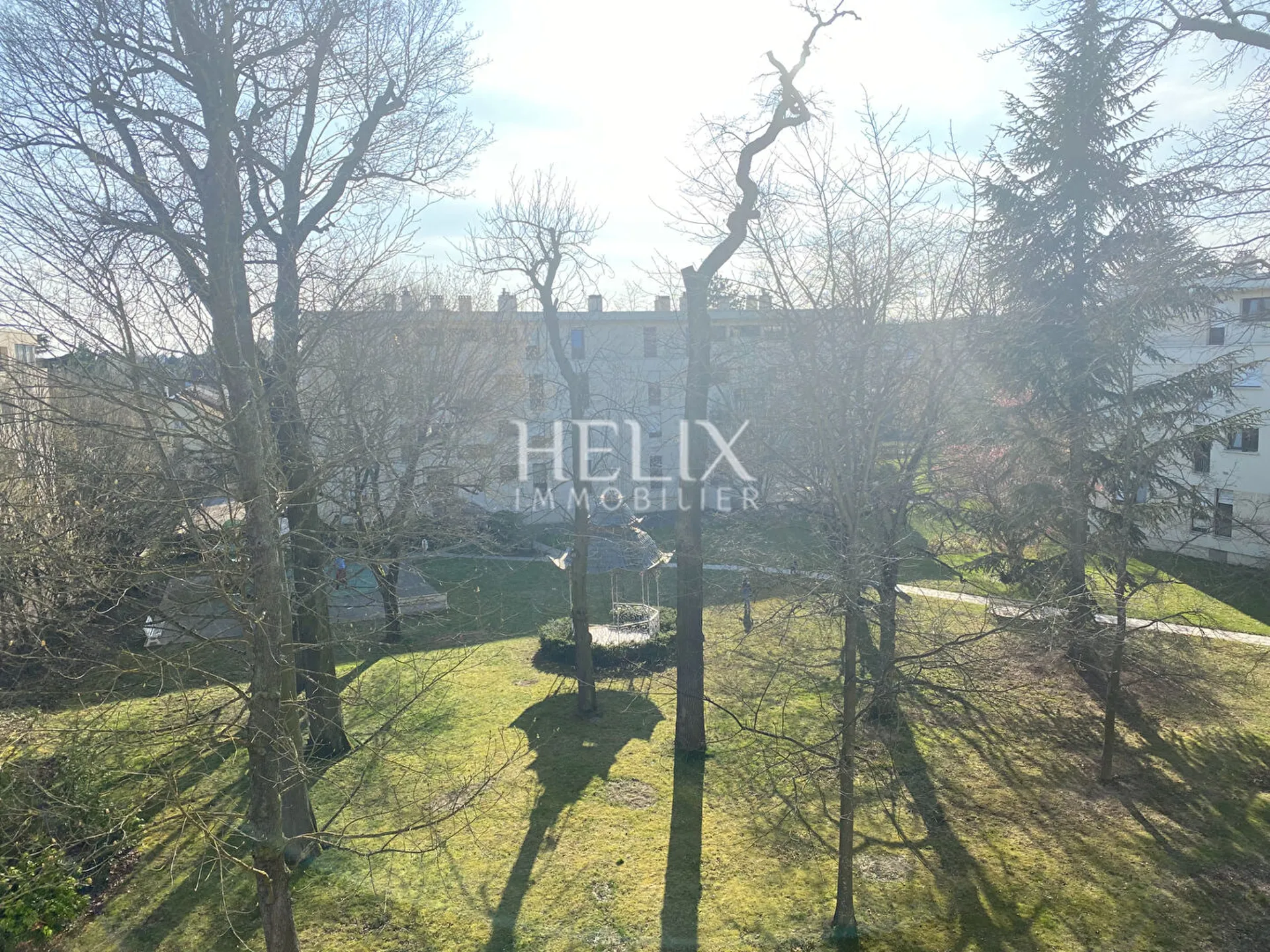 Belle appartement familial de 83m2, très lumineux, au dernier étage d'un immeuble en pierre de taille à l'entrée du parc de Maisons Laffitte comprenant un séjour exposé sud, 3 chambres  et un bureau.