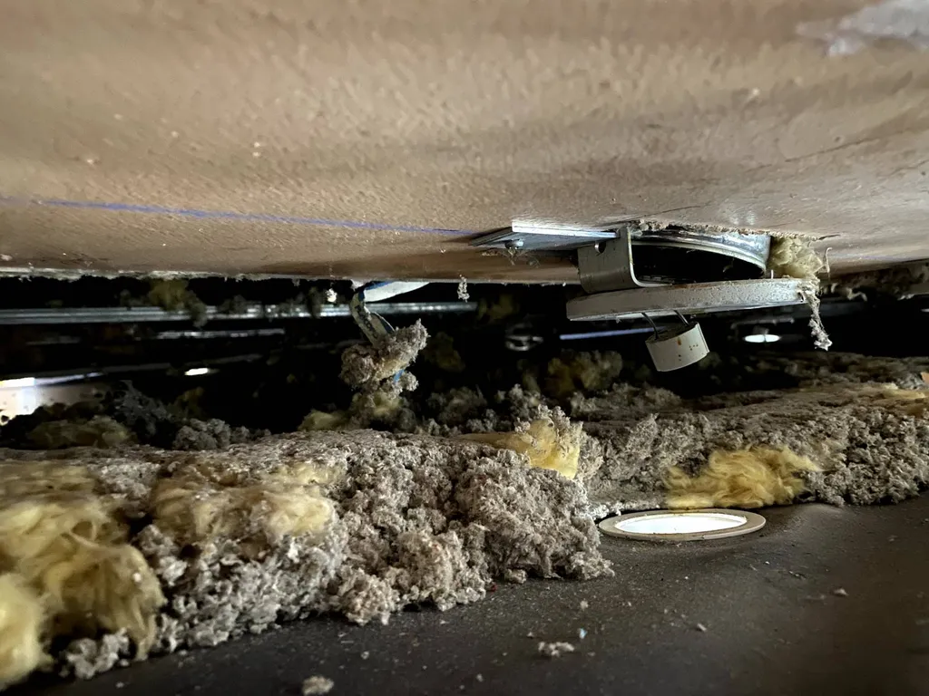 Isolant et gravats dans plafond tendu suite sinistre dégât des eaux - réfection par Plafonds Tendus Occitans Toulouse