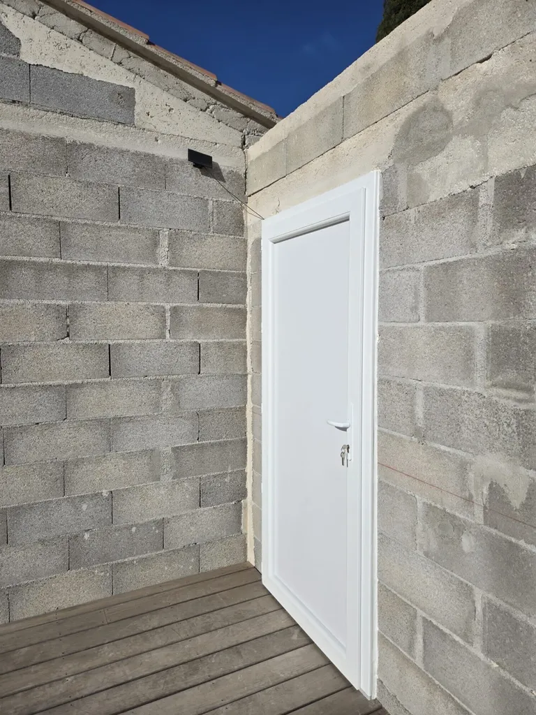 Mise en place d'une porte PVC pour un local piscine sur Carry le Rouet