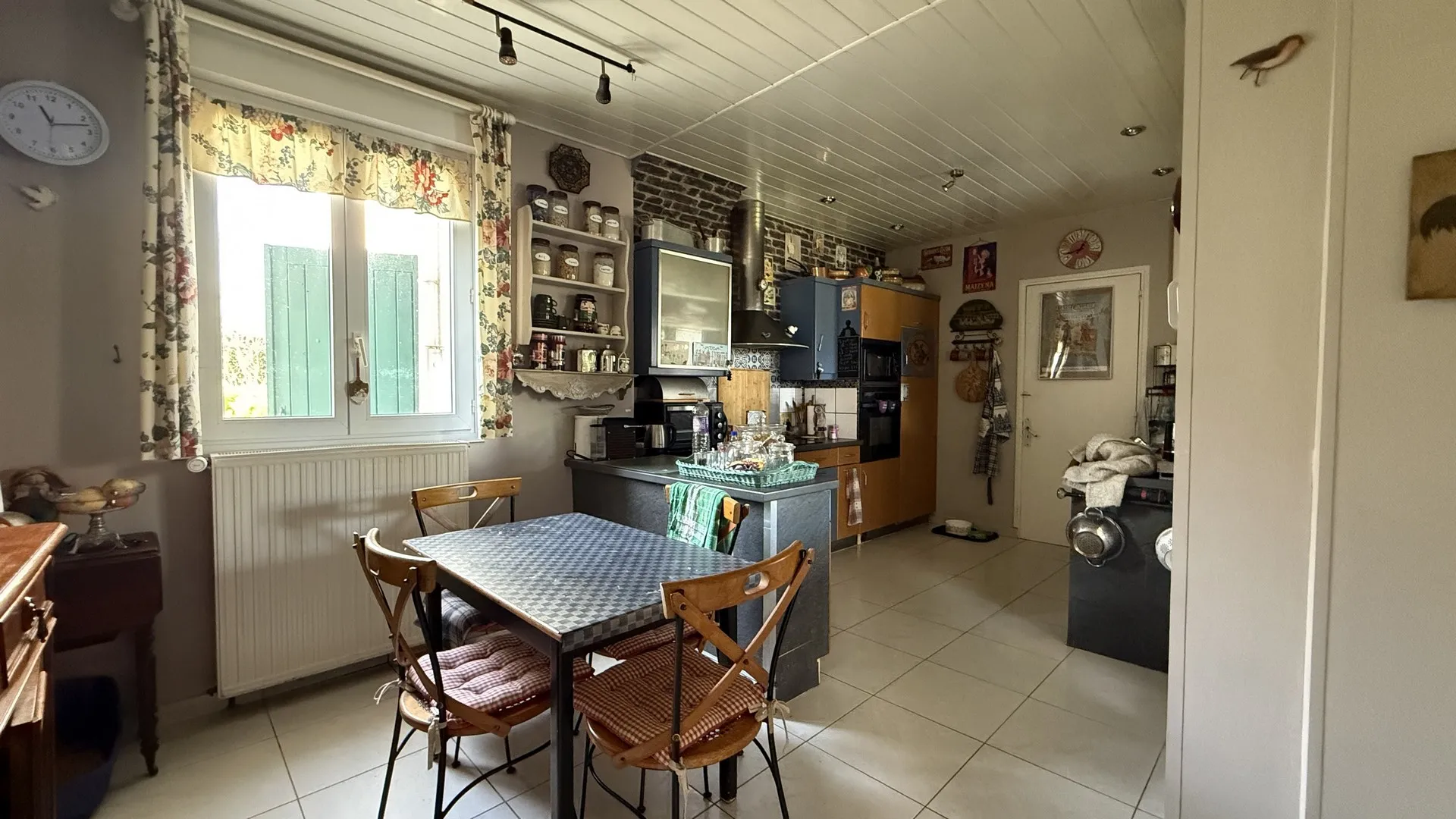 Au rez-de-chaussée, cette maison à acheter à Dieppe propose une entrée, un séjour avec cheminée d’époque et poêle à bois Godin.