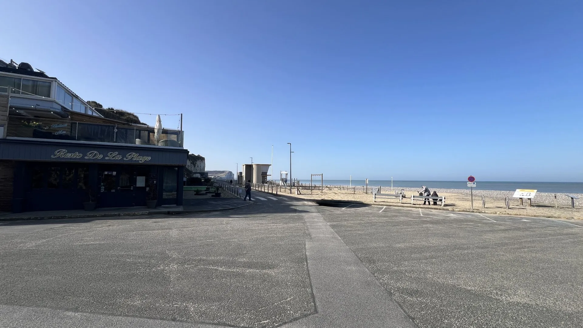 Ensemble immobilier avec 2 appartements 22m² et 13,5m² à rénover, idéal location saisonnière, à deux pas de la plage à Mesnil-Val 76910.
