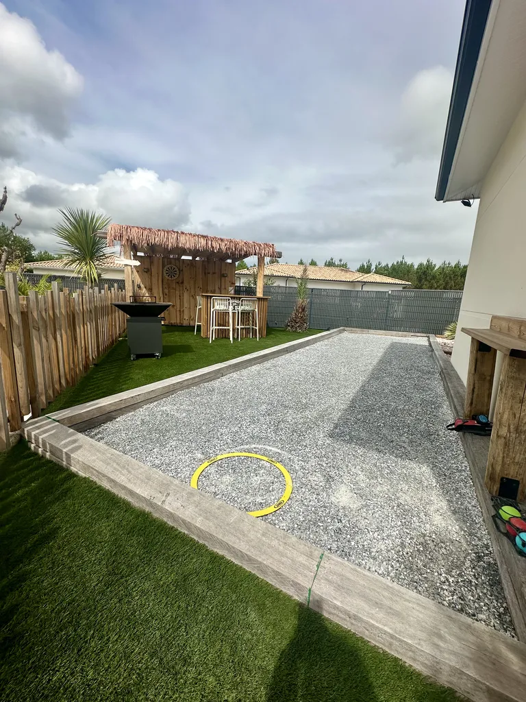 Création aménagements paysagers massif, plantation, pétanque et gazon synthétique à Mios, bassin d’Arcachon