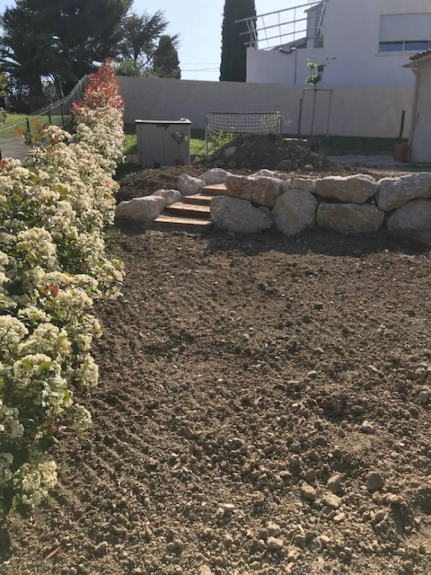 Paysagiste pour enrochement d’un terrain en pente autour d’une terrasse en bois composite à Rognac