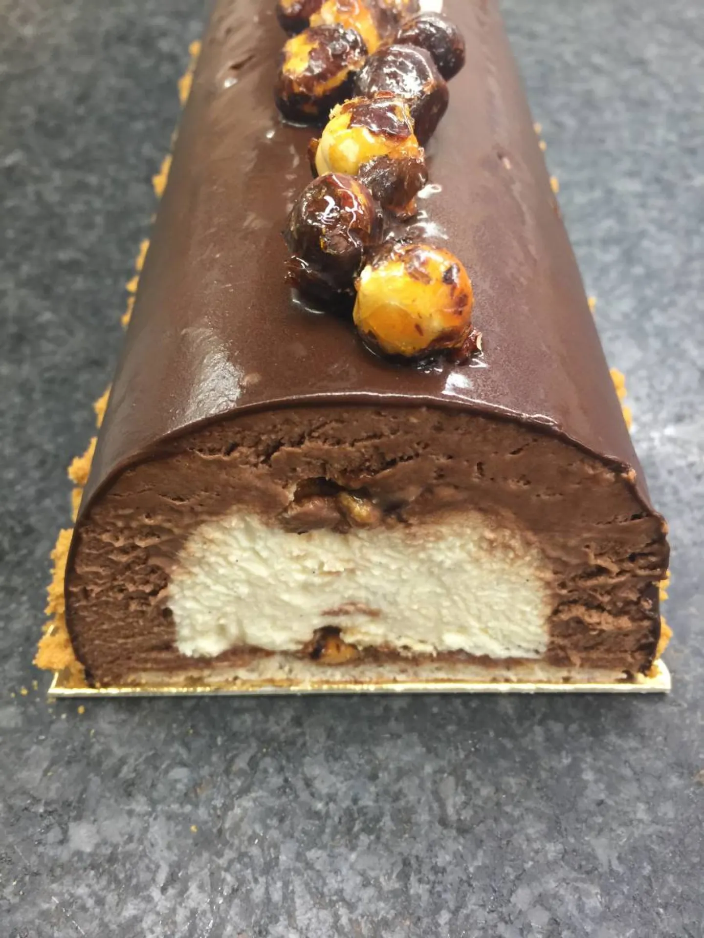 buche chocolat, vanille,noisttes caramélisées,villefranche sur saone