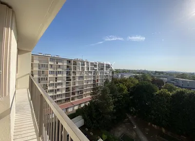Balcon filant avec vue dégagée sur verdure 