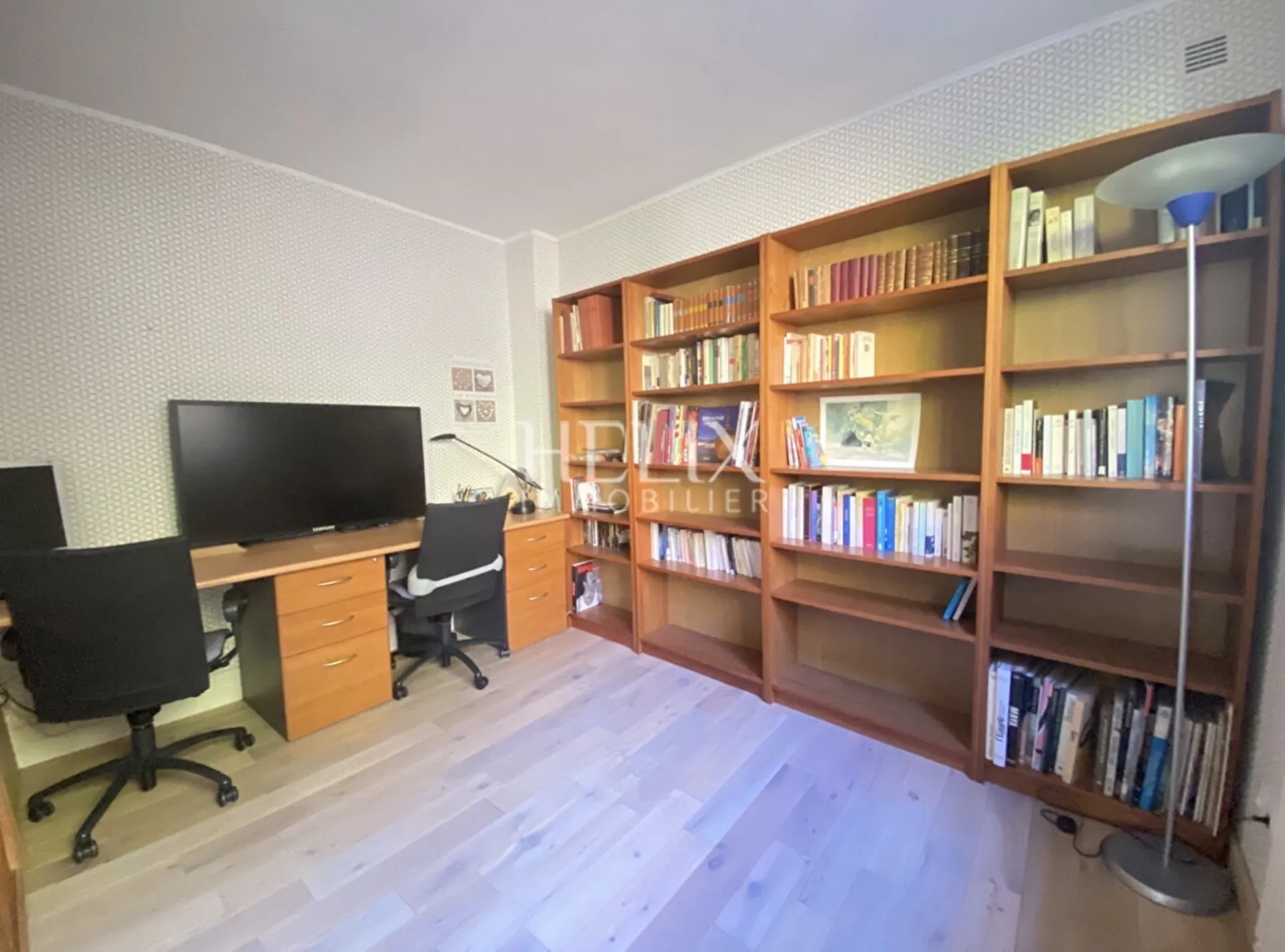 A vendre à Le Pecq  Quartier Cité une charmante maison familiale lumineuse de 138m2 avec un grand terrain de 1080m2 et 2 garages