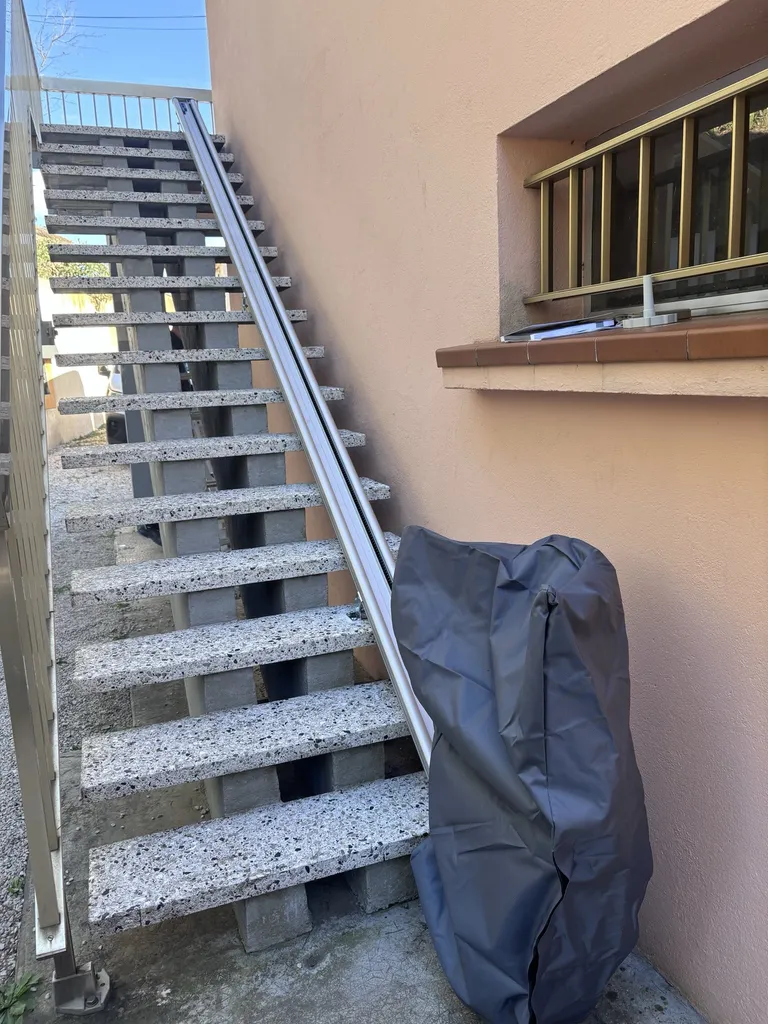 Ce fauteuil monte escalier extérieur ACORN A130 est équipé d'une housse de protection à Rousset en Pays d'Aix