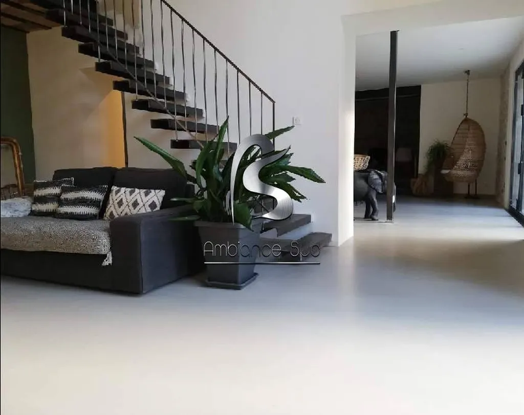 SOL EN BÉTON CIRÉ COULE AVEC UNE CHAPE MINCE FIBRE TEINTE A MARTIGUES 13