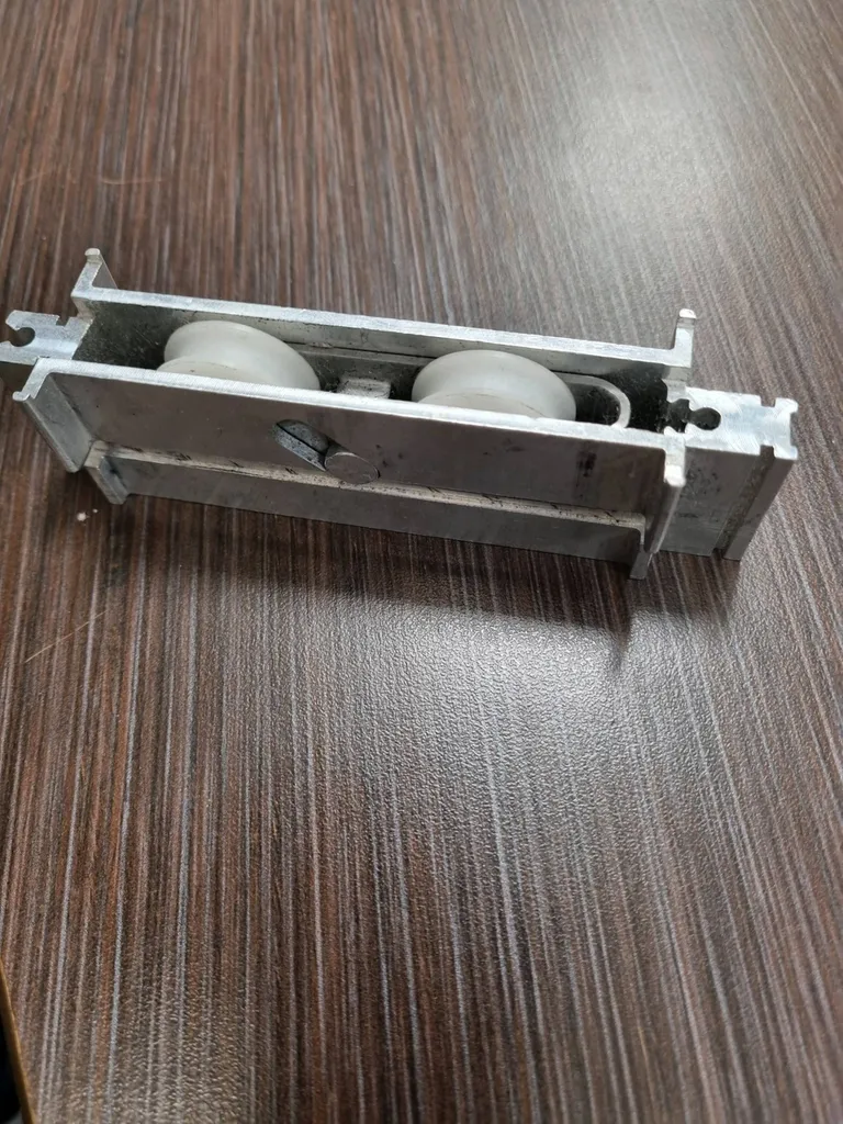 chariot à roulette réglable pour baie vitré fabrication sur mesure à Nice