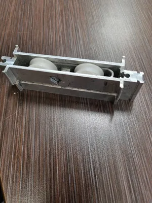 chariot à roulette réglable pour baie vitré fabrication sur mesure à Nice