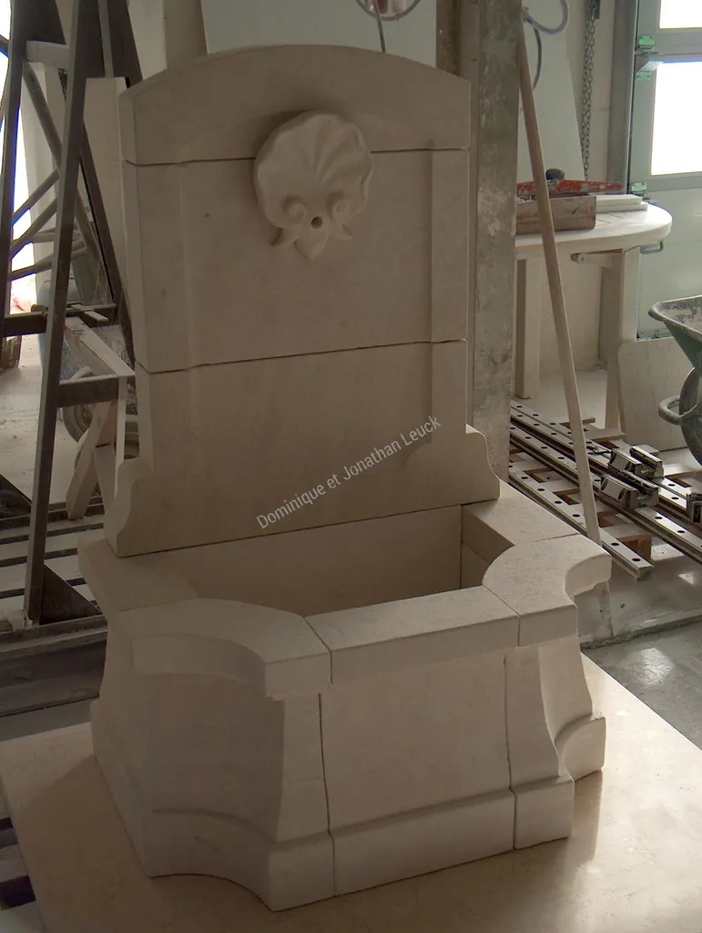 Fontaine en pierre d'Estaillades