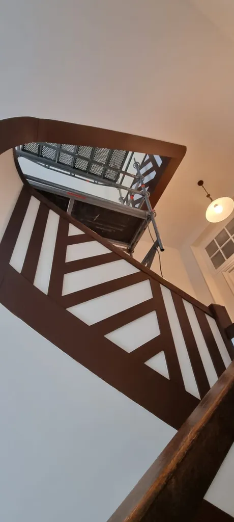 Rénovation d'une cage d'escalier en toile de verre, peinture de poutres et colombages entre TROUVILLE SUR MER et DEAUVILLE