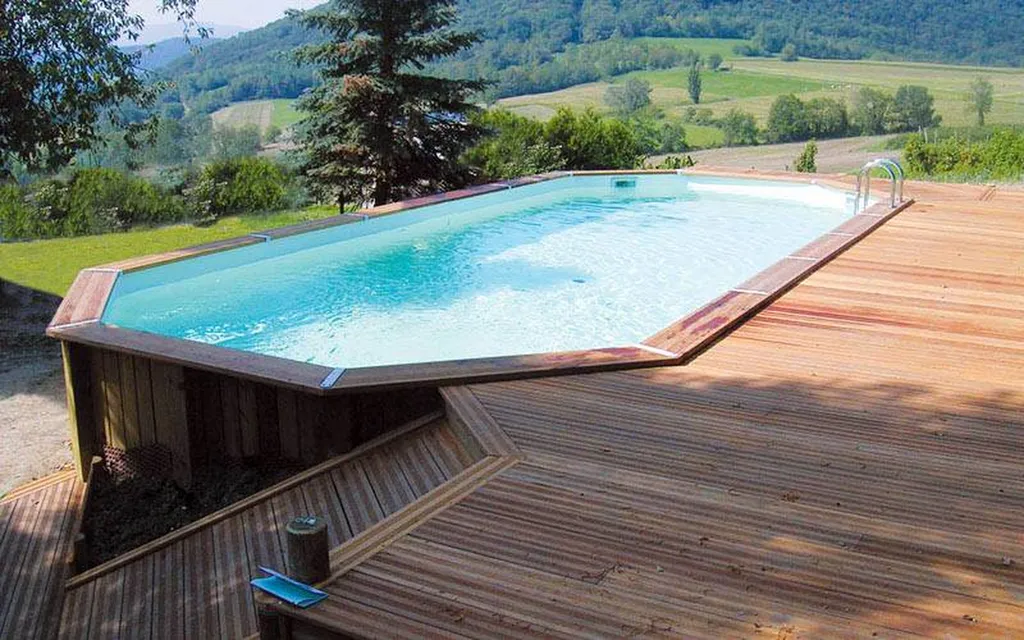 Exemple de piscine bois semi-enterrée proposée par Aquarev'Piscines à Valensole 04210