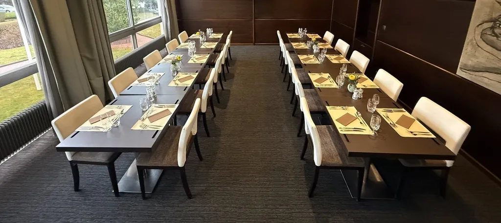 A.G.R Solutions a modernisé la salle de l’Hôtel Diana à Molsheim. Une rénovation complète des tables par covering effet bois foncé pour un rendu chaleureux et pro