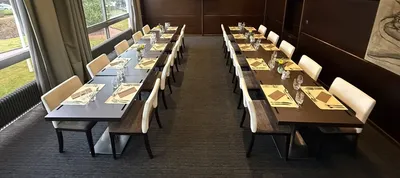 A.G.R Solutions a modernisé la salle de l’Hôtel Diana à Molsheim. Une rénovation complète des tables par covering effet bois foncé pour un rendu chaleureux et pro