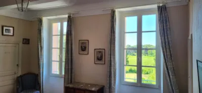 Pose de fenêtres bois-pin avec ventilation intégrée à Sainte-Maxime