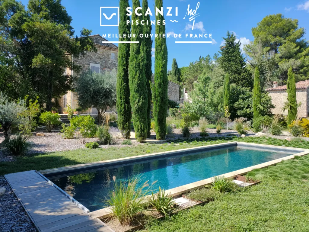Découvrir des réalisations de piscines haut de gamme et sur mesure en béton dans le Gard