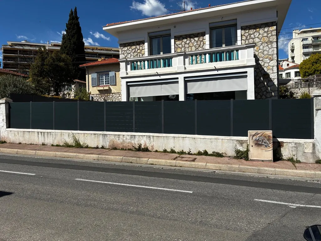 Une clôture aluminium moderne pour une occultation optimale et un entretien minimal.