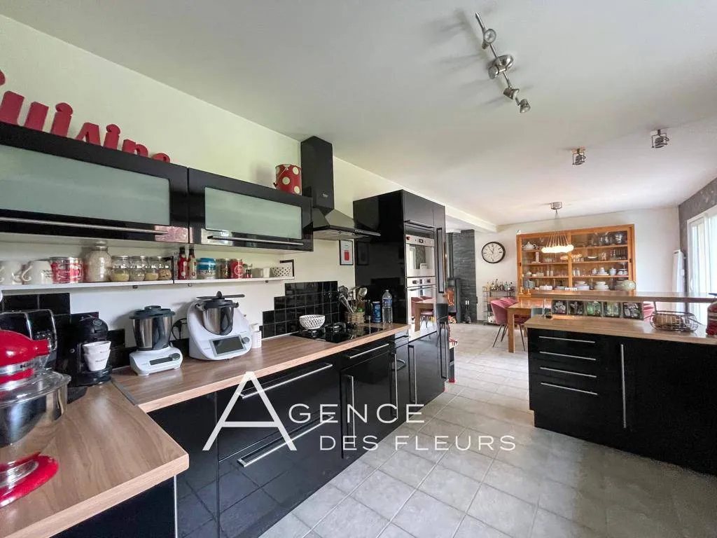 cuisine avec de nombreux rangements