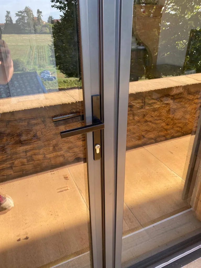 serrure 3 points avec béquille simple couleur noir sur menuiserie aluminium kline dans le beaujolais