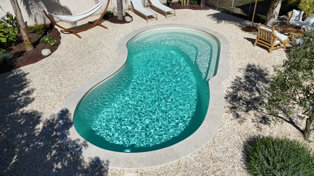 MARGELLES DE PISCINE EN PIERRE NATURELLE DE SAHARA JAUNE FINITION SABLEE BROSSEE