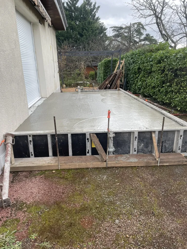 ffrage et coulage béton pour création de terrasse PMR avec accès sécurisé