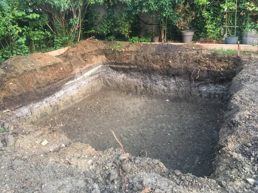 terrasement du terrain pour la future piscine sur mesure en béton près d’Aix en Provence - terrassement 
