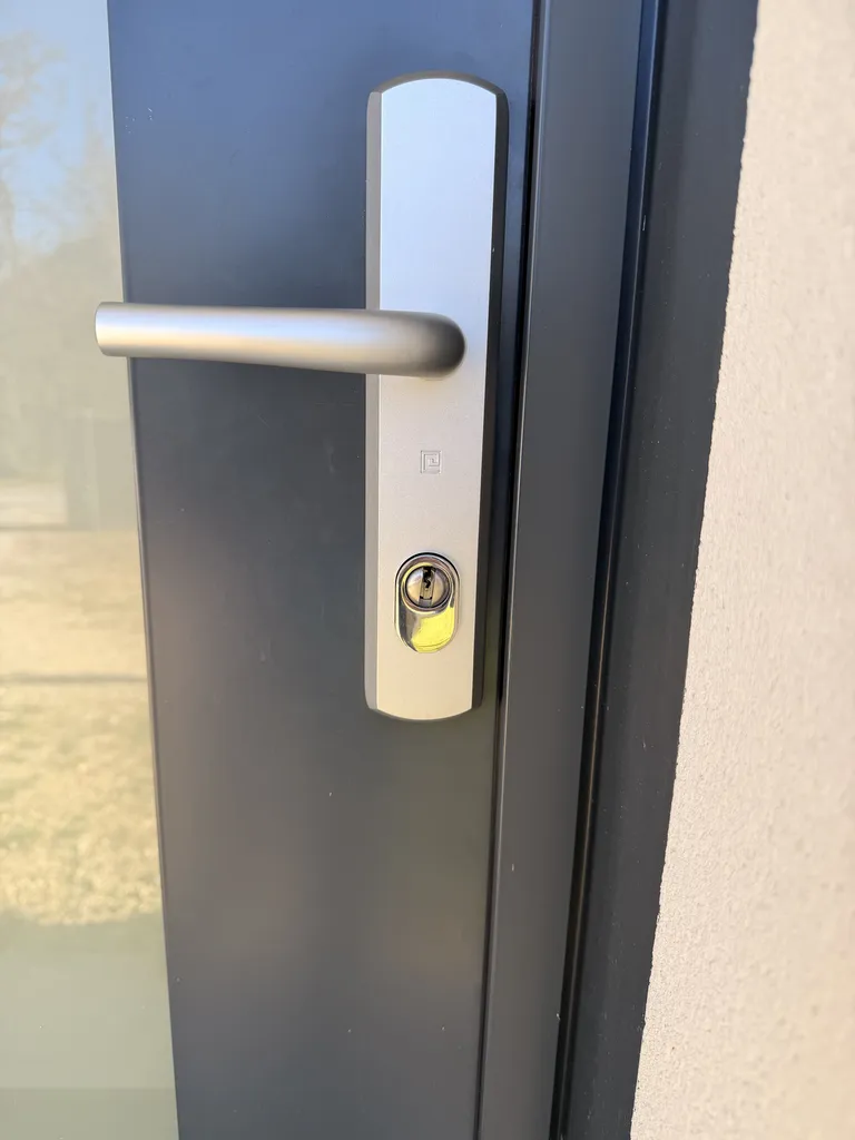 Sécurisé votre porte d'entrée de la casse du cylindre en installant une poignée blindée à Champcevinel en Dordogne.